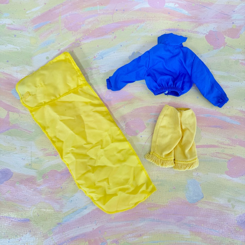 1993 Vintage CAMP BARBIE Clothes + Sleeping Bag/Backpack - Picture 3 of 4